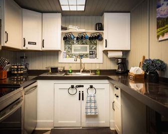 Lakefront-nestled in Nirvana - Martinsville - Kitchen