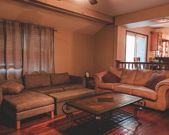 Spacious 4-bedroom Getaway in Portage, Perfect for family get togethers - Portage - Huiskamer