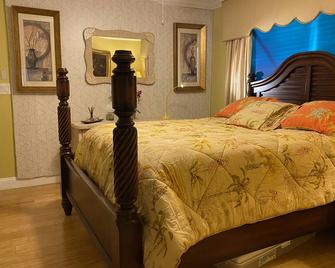 Roomy Recently Renovated Apt. - Naples - Bedroom