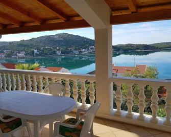 Beautiful 2 room apartment with sea view - Tisno - Balcon