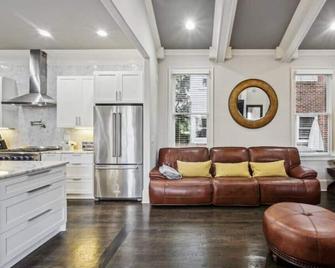 Castle House with Rooftop Views in Old Forth Ward Atlanta - Atlanta - Sala