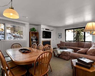 Alta Hellgate Condo: Between Snowbird & Alta, Hot Tub, Bbq, Free Parking, Hike & Ski Heaven! - Alta - Dining room