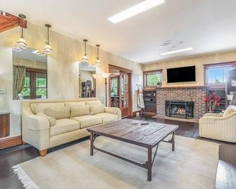 Historical Gem Near All The Fun - Muskegon - Living room