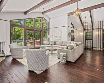 Shuttle to Village/lifts! .5 miles to base! Cozy Chalet! - Winhall - Salon