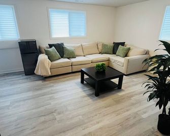 Orono Townhouse Retreat-Clarington - Newcastle - Living room