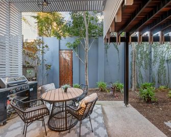 Bright 2-Bed New Farm Apartment with Private Patio - Brisbane - Patio