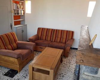 house in the countryside in the heart of Bazois with terrace (50m2) and pleasure garden - Châtillon-en-Bazois - Sala de estar