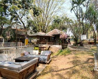 Grand Mulia Sakinah Boutique Resort Pandaan - Prigen - Patio