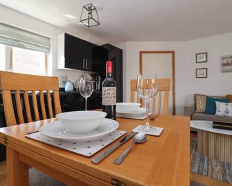 SKYLARK, pet friendly, with a garden in Southwold - Southwold - Dining room