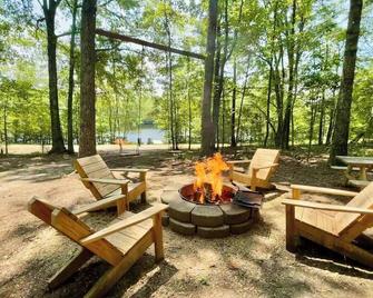 Lakefront Airstream - Farm Animals - Fish, Swim, Boat, Hike/Bike 5+Miles Trails - Louisa - Patio