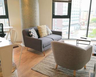 Homely Serviced Apartments - Blonk St - Sheffield - Living room