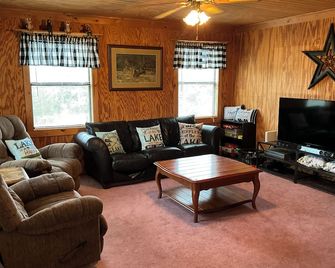 Cozy 3-bedroom with 2 full bath cabin at Lake Somerville- Birch Creek - Somerville - Sala de estar