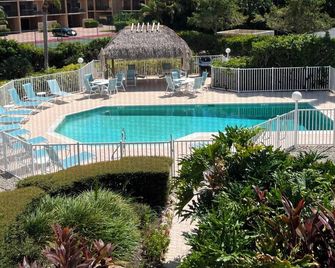 Walk To South Marco Beach, No Beach Parking Worries, 2br, 2ba, Wifi, - Marco Island - Pool