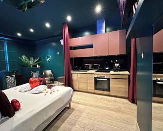 Mieuxqualhotel jacuzzi privatif Love room - Bordeaux - Kitchen