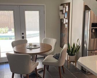 Charming Bungalow on Magnolia Avenue - Modesto - Dining room