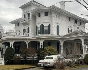 1 Br Private Victorian Apt in convenient City location on 5 acre, sleeps 4 - Poughkeepsie - Building