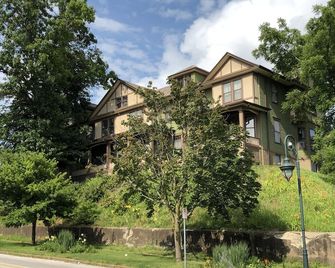 Restored 1906 3-Bedroom Townhouse Overlooking the Mississippi River unit #1. - Davenport - Building