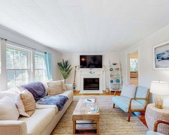 Downtown Seaside Serenity Retreat - Hyannis - Living room