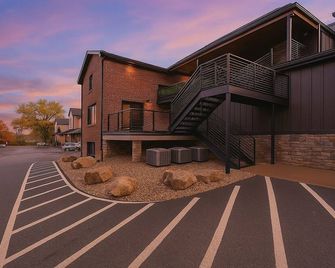 This apartment is a 3 bedroom(s), 2.5 bathrooms, located in Warrendale, PA. - Warrendale - Building