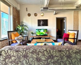 Zen Style 2br/2bth | Pool View | Downtown | Free Valet Parking - Dallas - Sala de estar