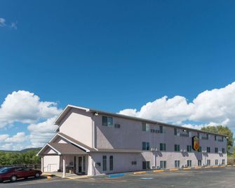 Super 8 by Wyndham Raton - Raton - Budova