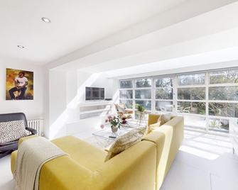 1 Bed Maisonette with Garden - 1 min to station Share Save - London - Living room