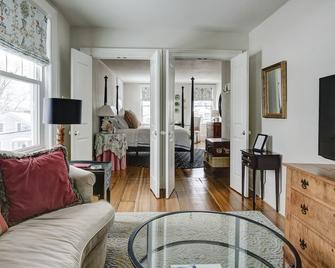 34 State 'Historic Luxury Suites' Skaneateles - Skaneateles - Living room