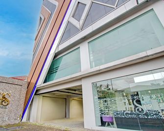 Townhouse Oak Semarang - 6 Hour Stay - Semarang - Gebouw