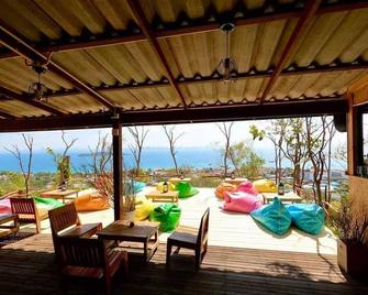 Parinya Hill Homestay & Cafe Koh Larn - Bang Lamung - Patio