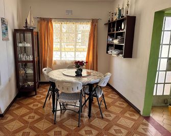 Chic 2-bedroom apartment with WiFi, fitness room in vibrant Vacoas-Phoenix - Vacoas-Phoenix - Dining room