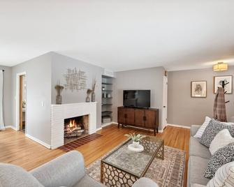 2B-2B-1Lvl Rambler, Fenced yard, monthly stay OK, Lake/Parks/Shopping nearby - Elk River - Living room