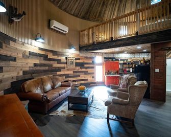 Lampasas' only grain silo cabin. Close to 3 State Parks and Spider Mountain - Lampasas - Lounge