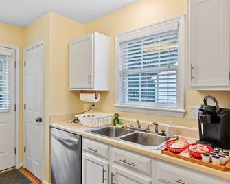 Walk to Downtown Fenced Yard - Wake Forest - Keuken