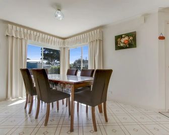 Tondo - Lakes Entrance - Comedor