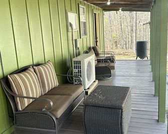 Cozy cabin close to beautiful Current river and surrounded by a national forest! - Van Buren - Balcony