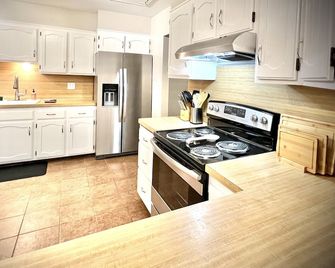 Spacious 4-bed home just 2 miles to ND - South Bend - Kitchen