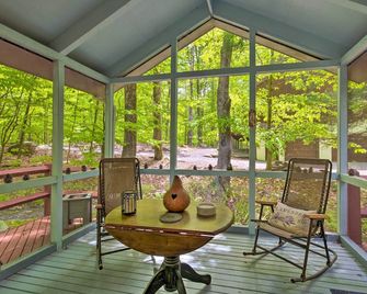 Deck And Resort Amenities Pocono Lake Ho - Pocono Pines - Balcony