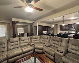 Furnished Home with 4 Bedrooms and Prime Location for Nurses & Executives - Bartlett - Living room