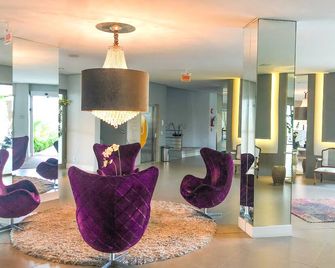 Apartamento de 2 Quartos no Luxuoso Condomínio Jay - Governador Celso Ramos - Lobby