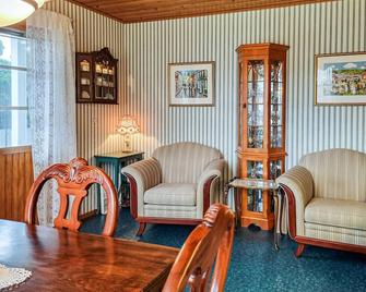 Amazing home in Skara with WiFi and 5 Bedrooms - Skara - Living room