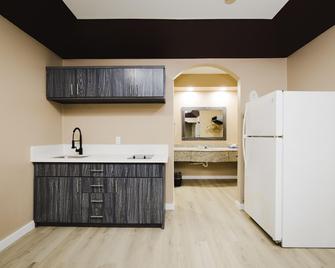 Sapphire Inn & Suites - Channelview - Kitchen