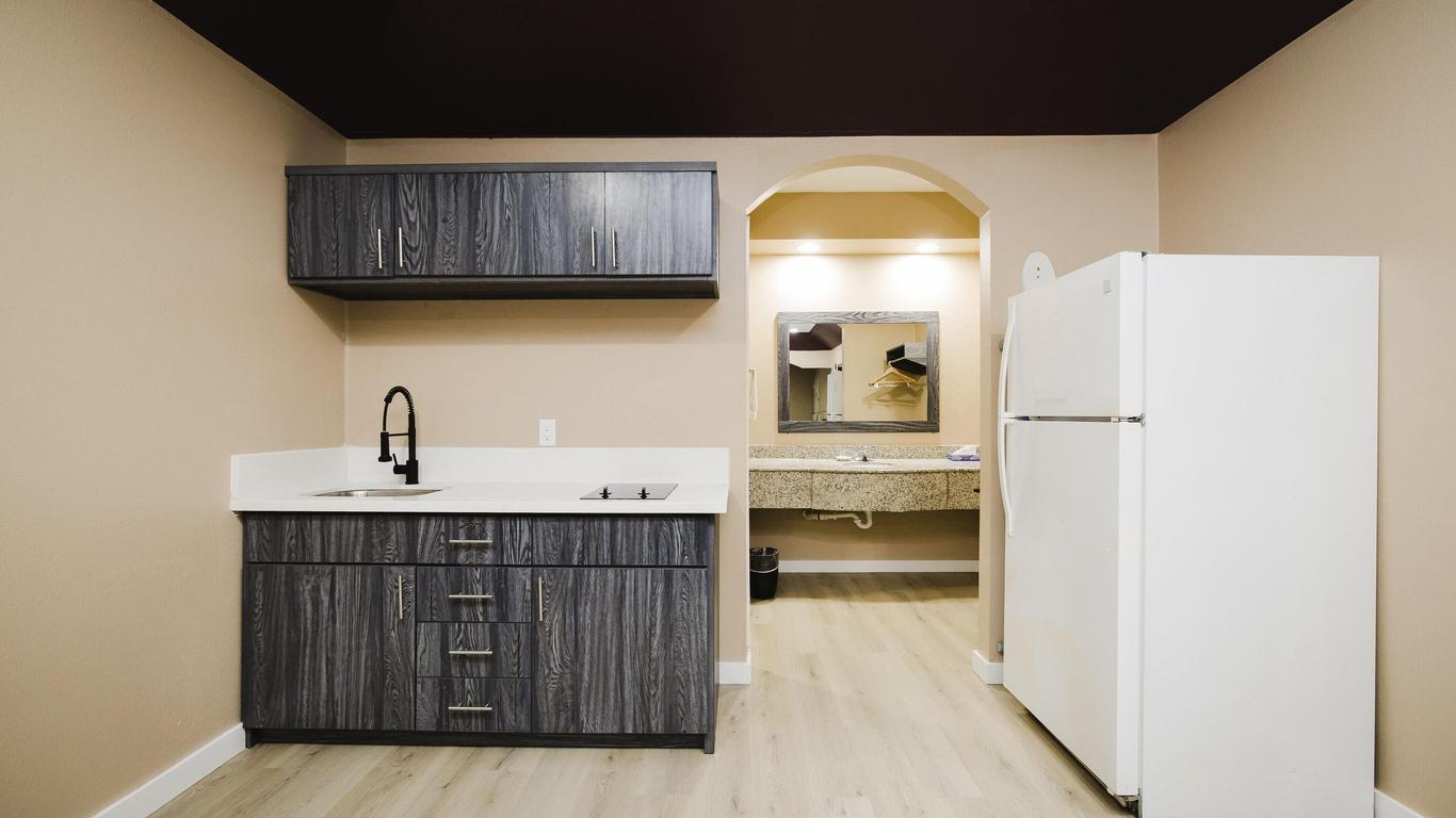 Sapphire Inn & Suites