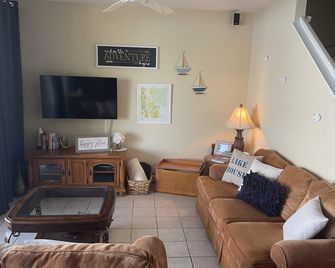 Lakefront Villa with Pool, Beach, and Private Kayaks, Canoe, Grills & Garage! - Lake Placid - Huiskamer