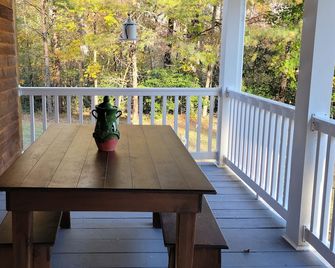 Charming 2-bedroom farmhouse nestled in the woods in welcoming Pilot Mountain. - Pilot Mountain - Balcony