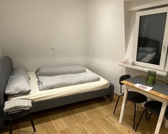 Koblenz - eigenes Bad,Küche - Wifi - Parkplatz - 2 OG - Coblenza - Habitación