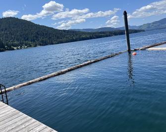 Beautiful lakefront house with private dock - Lake Cowichan - Pool