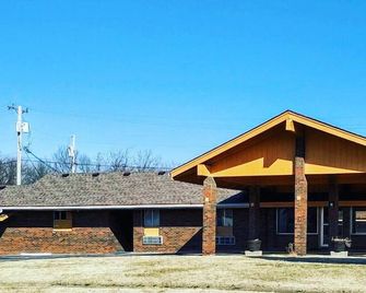 Most Affordable Motel Rooms in Iola - Regency Inn iola - Iola - Building