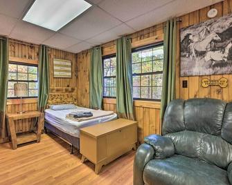 Cheyenne Ranch Retreat Near Raystown Lake! - Huntingdon - Slaapkamer