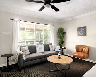 River Access Cabin w Hot Tub, Grill, Firepit, WiFi - Luray - Living room