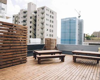 Nui. Hostel & Bar Lounge - טוקיו - מרפסת